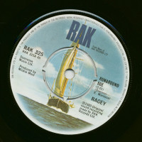 Preview: Runaround Sue - Hold Me Close (7inch, 45rpm, SC) Preview: Runaround Sue - Hold Me Close (7inch, 45rpm, SC)