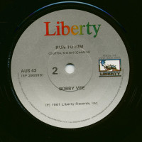 Preview: Hold Me - Run To Him (7inch, 45rpm, SC) Preview: Hold Me - Run To Him (7inch, 45rpm, SC)